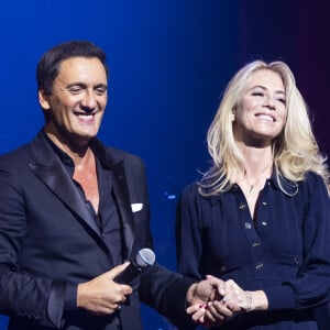 Dany Brillant chante "Tous les visages de l'amour" devant sa femme Nathalie Moury - Succès pour le concert de Dany Brillant "Dany Brillant chante Aznavour" au Dôme de Paris - Palais des Sports le 4 février 2022. Dany Brillant est actuellement en tournée dans toute la France. © Cyril Moreau / Bestimage 