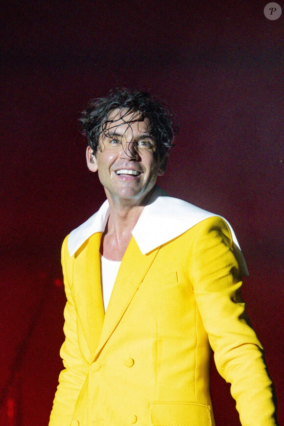 Mika sur la scène du "Printemps de Perouges" au Château de Saint-Maurice-de-Remens, le 27 juin 2024.