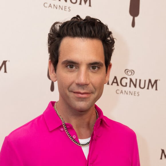 Il s'agit de Mika
Mika - Soirée sur la plage Magnum lors du 77ème Festival International du Film de Cannes, France, le 16 mai 2024. © Jeremy Melloul / Magnum Cannes via Bestimage