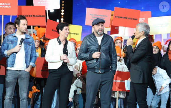 Après Vianney, c'est encore un chanteur bien connu et apprécié du grand public qui va assurer ce rôle.
Vianney, Kad Merad et Nagui - Les personnalités se mobilisent lors de la 37ème édition du Téléthon sur le plateau de France 2, avec pour parrain Vianney. Cette année, 80,6 millions de dons ont été promis. Le 9 décembre 2023. © Coadic Guirec / Bestimage