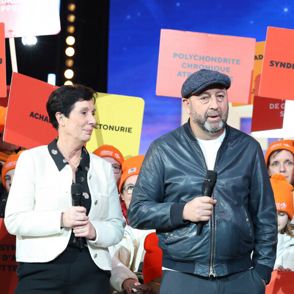 Après Vianney, c'est encore un chanteur bien connu et apprécié du grand public qui va assurer ce rôle.
Vianney, Kad Merad et Nagui - Les personnalités se mobilisent lors de la 37ème édition du Téléthon sur le plateau de France 2, avec pour parrain Vianney. Cette année, 80,6 millions de dons ont été promis. Le 9 décembre 2023. © Coadic Guirec / Bestimage