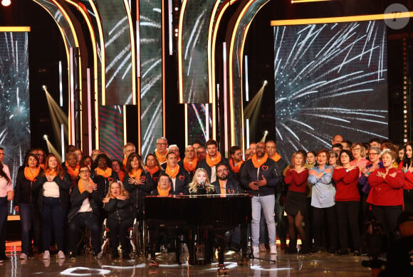 Santa - Les personnalités se mobilisent lors de la 37ème édition du Téléthon sur le plateau de France 2, avec pour parrain Vianney. Cette année, 80,6 millions de dons ont été promis. Le 9 décembre 2023. © Coadic Guirec / Bestimage