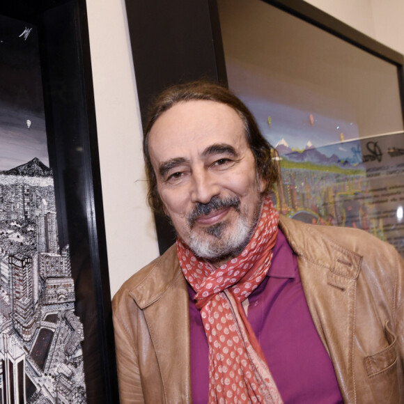 Un papa très présent pour sa famille et ses proches
Exclusif - Didier Roustan lors du vernissage de l'exposition "Vue du ciel" de l'artiste 3D Johann Perathoner au Royal Monceau-Raffles Paris le 20 avril 2022.  © Rachid Bellak / Bestimage 