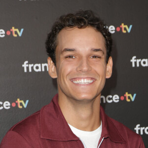 Théo Curin au photocall de la conférence de presse de rentrée de France Télévisions à Paris, France, le 4 septembre 2024. © Coadic Guirec/Bestimage 