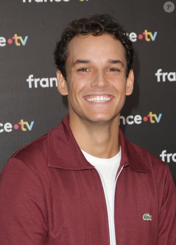 Théo Curin au photocall de la conférence de presse de rentrée de France Télévisions à Paris, France, le 4 septembre 2024. © Coadic Guirec/Bestimage 