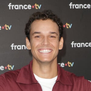 Théo Curin au photocall de la conférence de presse de rentrée de France Télévisions à Paris, France, le 4 septembre 2024. © Coadic Guirec/Bestimage 