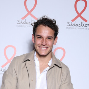 Théo Curin - Photocall de la soirée de lancement du "Sidaction" au théâtre Edouard VII à Paris le 4 mars 2024. © Denis Guignebourg/Bestimage 