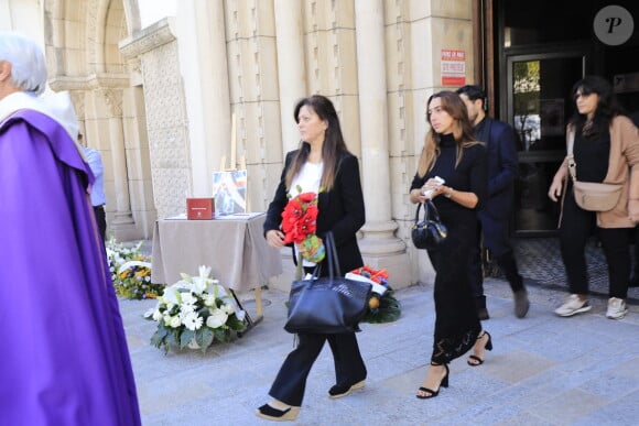 Ce jour, une foule s'est pressée à 10h30 devant l'église de Notre-Dame des Pins (Cannes), à l'occasion de ses obsèques. Dans ce lieu saint d'une ville si chère au coeur du journaliste disparu subitement, grand nombre de ses confrères s'est déplacé, afin de soutenir sa famille.
Murielle Roustan avec ses enfants Charlotte et Dimitri et Louise, la dernière compagne de Didier Roustan - Sorties des obsèques du journaliste sportif, Didier Roustan, décédé le 11 septembre à l'âge de 66 ans en l'église Notre-Dame-des-Pins, à Cannes le 20 septembre 2024. © Franz Chavaroche/Bestimage