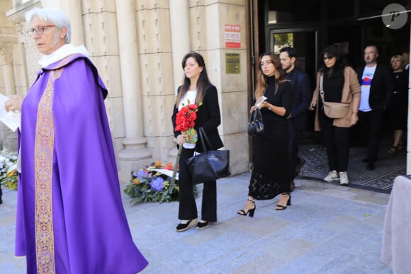 Murielle Roustan avec ses enfants Charlotte et Dimitri et Louise, la dernière compagne de Didier Roustan - Sorties des obsèques du journaliste sportif, Didier Roustan, décédé le 11 septembre à l'âge de 66 ans en l'église Notre-Dame-des-Pins, à Cannes le 20 septembre 2024. © Franz Chavaroche/Bestimage