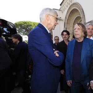 Qui était bien évidemment présent 
Arsène Wenger, Claude Le Roy, guest - Sorties des obsèques du journaliste sportif, Didier Roustan, décédé le 11 septembre à l'âge de 66 ans en l'église Notre-Dame-des-Pins, à Cannes le 20 septembre 2024. © Franz Chavaroche/Bestimage