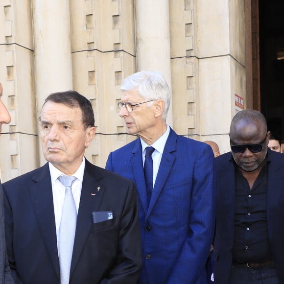 A savoir Arsène Wenger
David Lisnard (Maire de Cannes), guest, Arsène Wenger, Basile Boli, Luis Fernandez - Sorties des obsèques du journaliste sportif, Didier Roustan, décédé le 11 septembre à l'âge de 66 ans en l'église Notre-Dame-des-Pins, à Cannes le 20 septembre 2024. © Franz Chavaroche/Bestimage