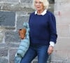 Sa tenue élégante était complétée par des chaussures en daim bleu marine, un sac à main en cuir fauve et des boucles d'oreilles en or
Camilla Parker-Bowles, reine consort d'Angleterre au Braemar Literary Festival où son fils Tom Parker-Bowles a fait une lecture - 21 septembre 2024.