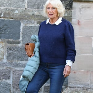 Sa tenue élégante était complétée par des chaussures en daim bleu marine, un sac à main en cuir fauve et des boucles d'oreilles en or
Camilla Parker-Bowles, reine consort d'Angleterre au Braemar Literary Festival où son fils Tom Parker-Bowles a fait une lecture - 21 septembre 2024.