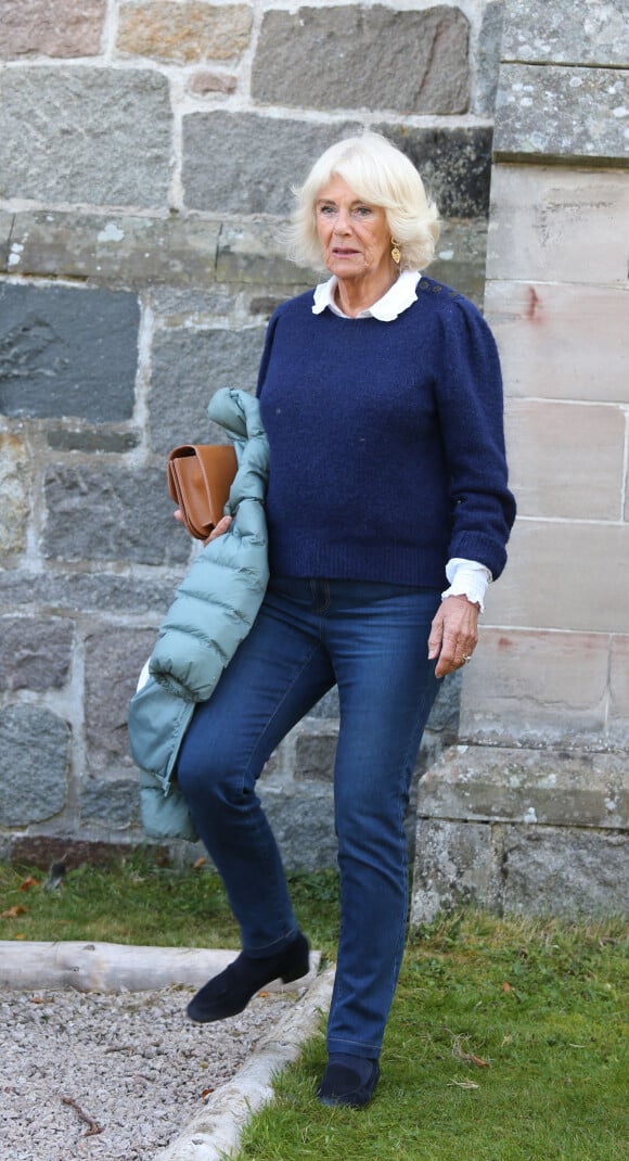 Sa tenue élégante était complétée par des chaussures en daim bleu marine, un sac à main en cuir fauve et des boucles d'oreilles en or
Camilla Parker-Bowles, reine consort d'Angleterre au Braemar Literary Festival où son fils Tom Parker-Bowles a fait une lecture - 21 septembre 2024.