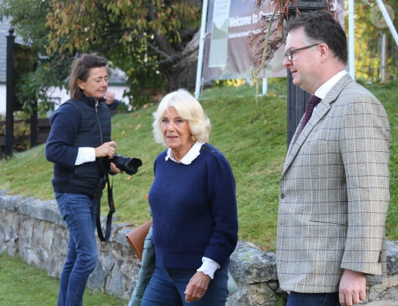 Ce samedi 21 septembre, la reine a assisté à une conférence à  Braemar, dans l'Aberdeenshire
Camilla Parker-Bowles, reine consort d'Angleterre au Braemar Literary Festival où son fils Tom Parker-Bowles a fait une lecture - 21 September 2024.