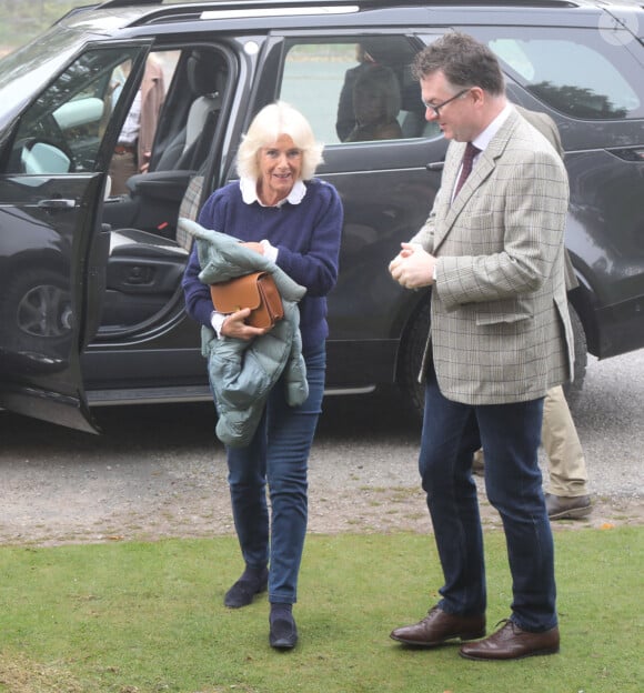 La reine consort, 77 ans, a associé son jean à un pull marine à col ras du cou et aux manches volumineuses.
Camilla Parker-Bowles, reine consort d'Angleterre au Braemar Literary Festival où son fils Tom Parker-Bowles a fait une lecture - 21 septembre 2024.