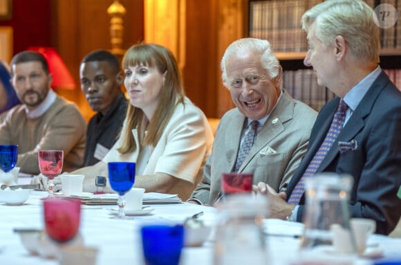 Le roi Charles III d'Angleterre King Charles III à l'Unité écossaise de réduction de la violence à Cumnock le 20 septembre 2024