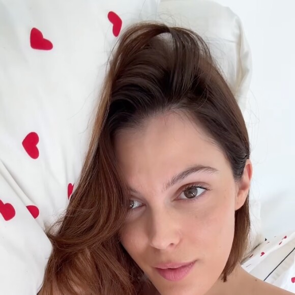 S'immortalisant au naturel et en pyjama, la star a fait comprendre qu'elle n'était pas seule dans son lit.
Iris Mittenaere tease l'arrivée de son petit chiot sur ses réseaux sociaux.
(Capture d'écran Instagram)