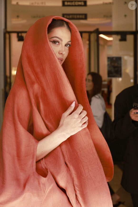 Iris Mittenaere au défilé de mode Haute-Couture automne-hiver 2024/2025 "Stephane Rolland" lors de la Fashion Week de Paris le 26 juin 2024. Christophe Aubert via Bestimage 