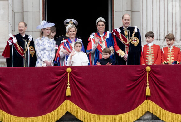 Bernard Rubsamen - La famille royale britannique salue la foule sur le balcon du palais de Buckingham lors de la cérémonie de couronnement du roi d'Angleterre à Londres Le prince George de Galles, le prince William, prince de Galles, Catherine (Kate) Middleton, princesse de Galles, la princesse Charlotte de Galles, le prince Louis de Galles, Sophie, duchesse d'Edimbourg, Le prince Edward, duc d'Edimbour, Lady Louise Windsor, James Mountbatten-Windsor, Comte de Wessex - La famille royale britannique salue la foule sur le balcon du palais de Buckingham lors de la cérémonie de couronnement du roi d'Angleterre à Londres le 5 mai 2023. 