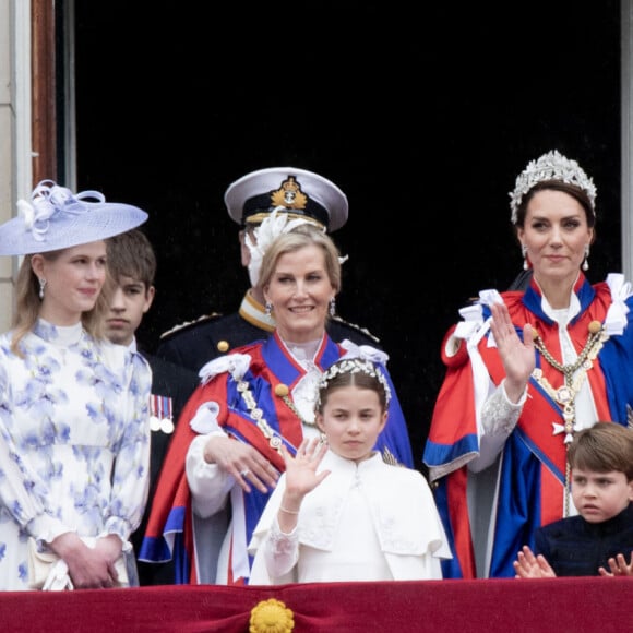 Bernard Rubsamen - La famille royale britannique salue la foule sur le balcon du palais de Buckingham lors de la cérémonie de couronnement du roi d'Angleterre à Londres Le prince George de Galles, le prince William, prince de Galles, Catherine (Kate) Middleton, princesse de Galles, la princesse Charlotte de Galles, le prince Louis de Galles, Sophie, duchesse d'Edimbourg, Le prince Edward, duc d'Edimbour, Lady Louise Windsor, James Mountbatten-Windsor, Comte de Wessex - La famille royale britannique salue la foule sur le balcon du palais de Buckingham lors de la cérémonie de couronnement du roi d'Angleterre à Londres le 5 mai 2023. 