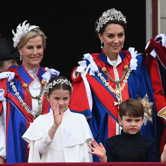 Stefan Rousseau - 72041199 - La famille royale britannique salue la foule sur le balcon du palais de Buckingham lors de la cérémonie de couronnement du roi d'Angleterre à Londres Sophie, duchesse d'Edimbourg, Lady Louise Windsor, James Mountbatten-Windsor, Comte de Wessex, le prince William, prince de Galles, Catherine (Kate) Middleton, princesse de Galles, la princesse Charlotte de Galles, le prince Louis de Galles - La famille royale britannique salue la foule sur le balcon du palais de Buckingham lors de la cérémonie de couronnement du roi d'Angleterre à Londres le 5 mai 2023. 