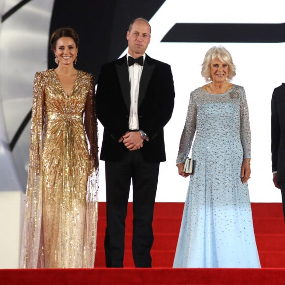 Catherine Kate Middleton, duchesse de Cambridge, le prince William, duc de Cambridge, Camilla Parker Bowles, duchesse de Cornouailles, le prince Charles, prince de Galles - Avant-première mondiale du film "James Bond - Mourir peut attendre (No Time to Die)" au Royal Albert Hall à Londres le 28 septembre 2021.