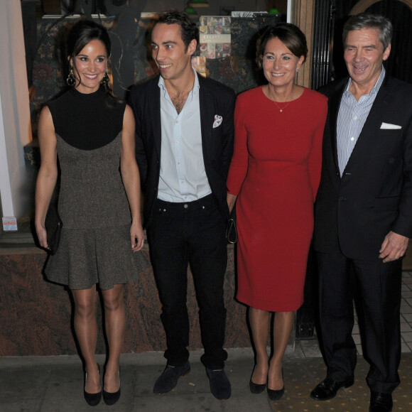 C'est son frère James Middleton (deuxième en partant de la gauche) qui a vendu la mèche à "Hello Magazine" 
Pippa Middleton, son frere James Middleton, et leurs parents Michael et Carole Middleton (nee Goldsmith) - Pippa Middleton a la fete de lancement de son livre "Celebrate: A Year Of Festivities for Family and Friends" a la librairie Daunt Books a Londres, le 25 octobre 2012. 