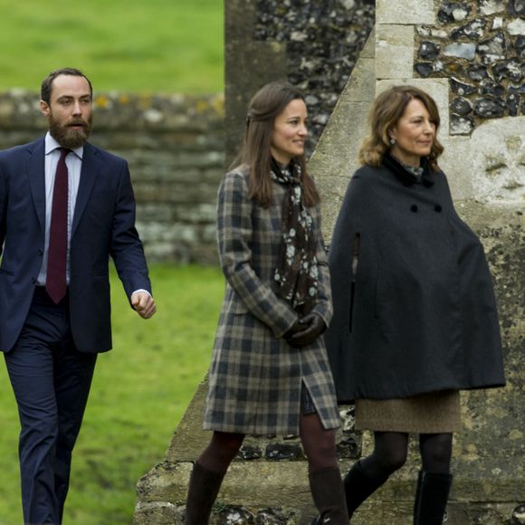 Sa famille, très présente pour elle !
Michael Middleton, James Matthews, le fiancée de Pippa, James Middleton, le frère de Pippa, Pippa Middleton et sa mère Carole - Le duc et la duchesse de Cambridge en famille à la messe de Noël à Englefield le 25 décembre 2016. 