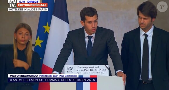 Victor Belmondo rend hommage à son grand-père, Jean-Paul Belmondo, dans la Cour d'honneur de l'Hôtel des Invalides.