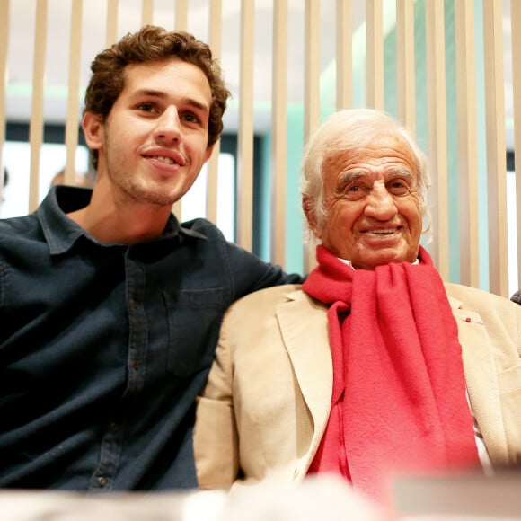 Victor Belmondo était proche de son célèbre grand-père Jean-Belmondo
Jean-Paul Belmondo et son petit-fils Victor - A l'occasion du lancement de son nouveau livre "Mes recettes bonne humeur" (Editions du Cherche Midi), Luana Belmondo a réuni ses proches et amis épicuriens autour d'un Aperitivo concocté par le Chef Denny Imbroisi (Restaurant IDA) à Paris. © Dominique Jacovides/Bestimage  