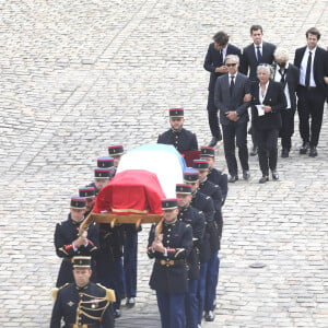 Devant beaucoup de monde
Le cercueil de l'acteur français Jean-Paul Belmondo et les membres de la famille, Florence Belmondo, Alain Belmondo (frère), Luana, Stella, Annabelle, Paul, Alessandro avec sa compagne Meline, Victor, Florence (Fille), Giacomo, Olivier (Neveu fils d'Alain), Muriel Belmondo (soeur), Elodie Constantin, Pierre Vernier, Natty Tardivel Belmondo (Nathalie Tardivel) et guest lors de la cérémonie d'hommage national à Jean-Paul Belmondo à l'Hôtel des Invalides à Paris, France, le 9 septembre 2021. © Dominique Jacovides/Bestimage 