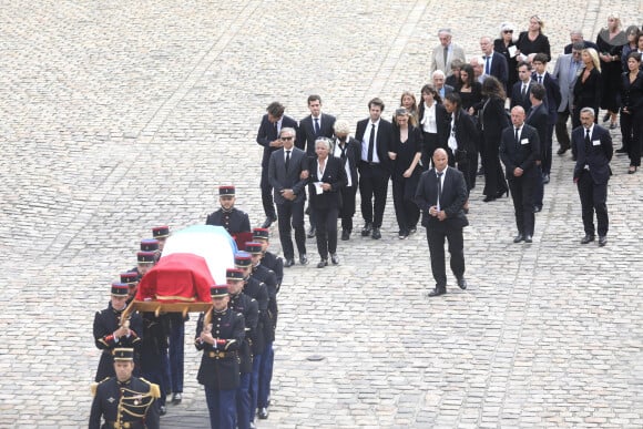 Devant beaucoup de monde
Le cercueil de l'acteur français Jean-Paul Belmondo et les membres de la famille, Florence Belmondo, Alain Belmondo (frère), Luana, Stella, Annabelle, Paul, Alessandro avec sa compagne Meline, Victor, Florence (Fille), Giacomo, Olivier (Neveu fils d'Alain), Muriel Belmondo (soeur), Elodie Constantin, Pierre Vernier, Natty Tardivel Belmondo (Nathalie Tardivel) et guest lors de la cérémonie d'hommage national à Jean-Paul Belmondo à l'Hôtel des Invalides à Paris, France, le 9 septembre 2021. © Dominique Jacovides/Bestimage 