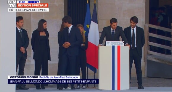 Victor Belmondo rend hommage à son grand-père, Jean-Paul Belmondo, dans la Cour d'honneur de l'Hôtel des Invalides.