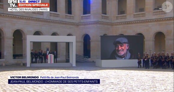 Victor Belmondo rend hommage à son grand-père, Jean-Paul Belmondo, dans la Cour d'honneur de l'Hôtel des Invalides.