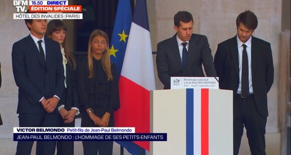 Victor Belmondo rend hommage à son grand-père, Jean-Paul Belmondo, dans la Cour d'honneur de l'Hôtel des Invalides.