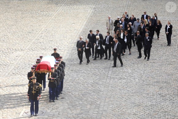 Le cercueil de Jean-Paul Belmondo et les membres de la famille, Patricia Belmondo, Alain Belmondo, Luana, Stella, Annabelle, Paul, Alessandro, Victor, Florence, Giacomo, Olivier, Muriel Belmondo, Elodie Constantin, Pierre Vernier, Natty Tardivel Belmondo - Cérémonie d'hommage national à Jean-Paul Belmondo à l'Hôtel des Invalides à Paris, le 9 septembre 2021. © Dominique Jacovides/Bestimage