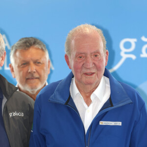 Le roi Juan Carlos Ier avec l'équipage du "Bribon" vainqueur du Trophée Xacobeo à Sanxenxo, Espagne, le 14 juillet 2024. © José Ramón Hernando/Europa Press/Bestimage 