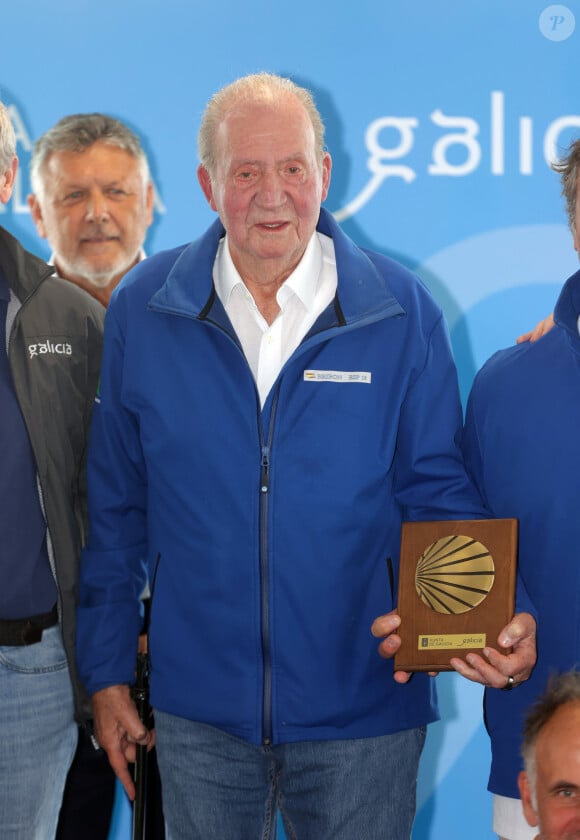 Le roi Juan Carlos Ier avec l'équipage du "Bribon" vainqueur du Trophée Xacobeo à Sanxenxo, Espagne, le 14 juillet 2024. © José Ramón Hernando/Europa Press/Bestimage 