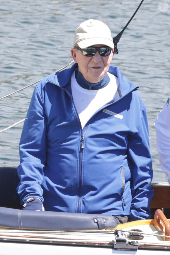 Le roi Juan Carlos d'Espagne à son arrivée à la marina de Sanxenxo. Le 13 juillet 2024 