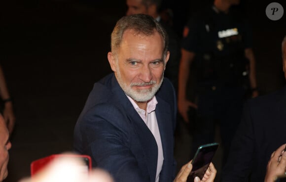 Le roi Felipe VI d'Espagne - La famille royale d'Espagne assiste à une projection sur la façade du palais royal à Madrid en l'honneur des dix ans de règne du roi Felipe VI le 19 juin 2024. 