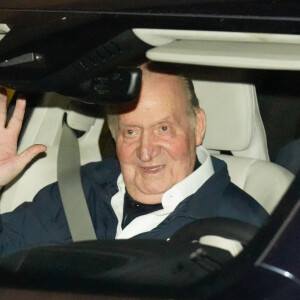 Le roi Juan Carlos d'Espagne quitte le club royal nautique à Sanxenxo le 18 mai 2024.