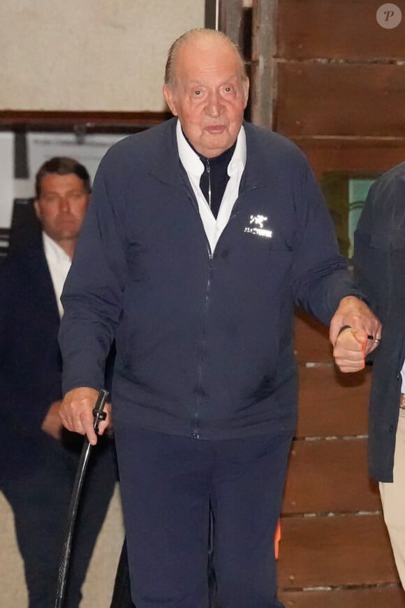 En effet, Juan Carlos aurait touché de très importantes commissions sur des marchés d'État
Le roi Juan Carlos d'Espagne quitte le club royal nautique à Sanxenxo le 18 mai 2024.