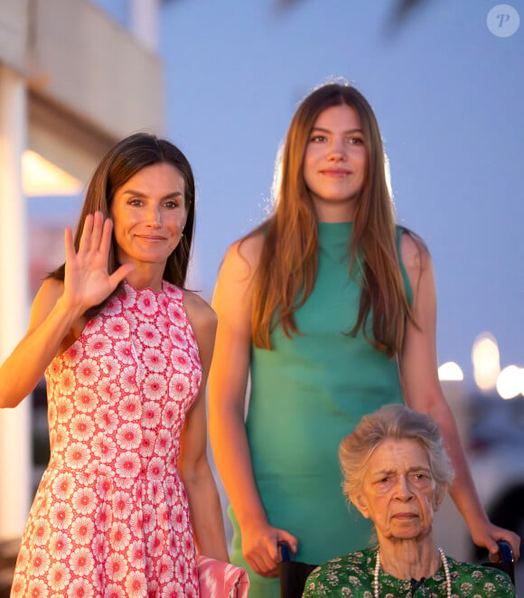 La reine Letizia d'Espagne, l'infante Sofia - Les membres de la famille royale d'Espagne arrivent au restaurant Mia pour dîner pendant leurs vacances d'été à Majorque le 4 août 2024. © Lalo Yasky / Bestimage 