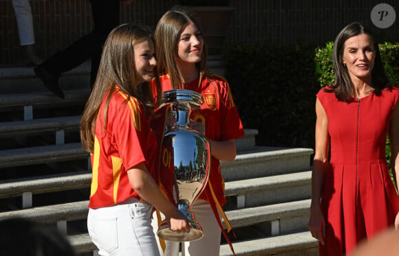 Le roi Felipe VI et la reine Letizia d'Espagne et leurs filles, la princesse Leonor et l'infante Sofia d'Espagne, reçoivent l'équipe nationale espagnole de football au palais de la Zarzuela, après leur victoire à l'Euro 2024, à Madrid Espagne, le 15 juillet 2024. © Carlos Luján/Europa Press/Bestimage