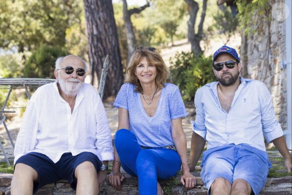 Exclusif - Arthur Jugnot, Florence Pernel, Gérard Jugnot - Déjeuner avec les comédiens des pièces de théâtre "Le jour du kiwi" et "Bungalow 21" lors du 40ème Festival de Ramatuelle, qui se joueront les 6 et 7 août au Théâtre de Verdure. Le 6 août 2024 © Cyril Bruneau / Festival de Ramatuelle / Bestimage 