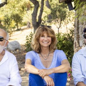 Exclusif - Arthur Jugnot, Florence Pernel, Gérard Jugnot - Déjeuner avec les comédiens des pièces de théâtre "Le jour du kiwi" et "Bungalow 21" lors du 40ème Festival de Ramatuelle, qui se joueront les 6 et 7 août au Théâtre de Verdure. Le 6 août 2024 © Cyril Bruneau / Festival de Ramatuelle / Bestimage 