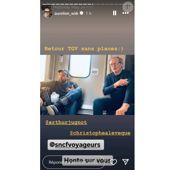 Son fils Artur Jugnot et le comédien Christophe Alévêque
Gérard Jugnot à même le sol lors d'un voyage en train avec la SNCF