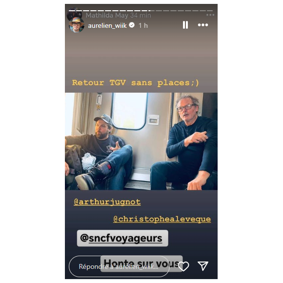 Son fils Artur Jugnot et le comédien Christophe Alévêque
Gérard Jugnot à même le sol lors d'un voyage en train avec la SNCF