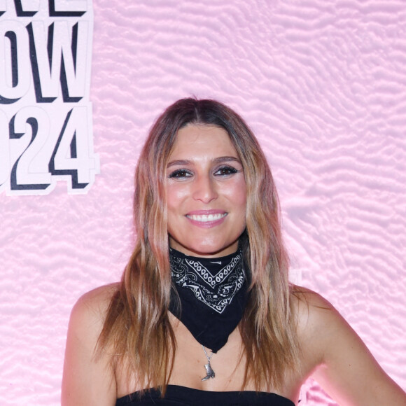 Laury Thilleman (Miss France 2011) était plus soft mais tout aussi pimpante dans son pantalon à paillettes accompagné d'un petit top style bustier.
Laury Thilleman à la 17ème édition du Etam Live Show à la Monnaie de Paris le 24 septembre 2024. © Rachid Bellak / Bestimage